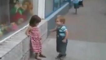 小女孩强吻小男孩视频,小女孩意外强吻小男孩引网友热议